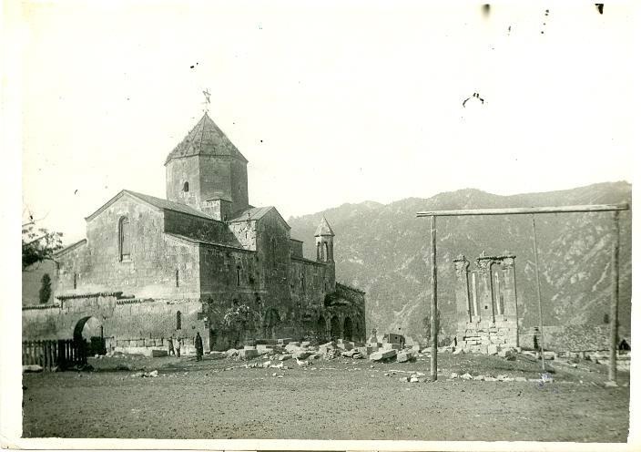 Одзунский монастырь, 1940-е, Армянская ССР, с. Одзун. Армянский монастырь VI века. Церковь Пресвятой Богородицы Одзунского монастыря несколько раз реконструировалась и реставрировалась.