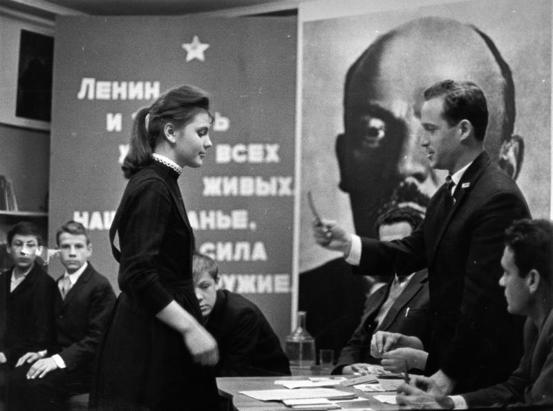 Прием в комсомол, 1963 - 1969, г. Норильск. Выставка «Молодежь 1960-х», видеовыставка «Комсомолу 100» с этой фотографией.