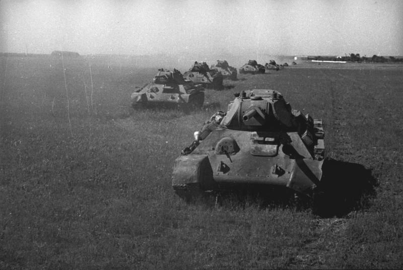 Танки Т-34, 1940 - 1942. Выставка «15 лучших фотографий с Т-34» с этим снимком.