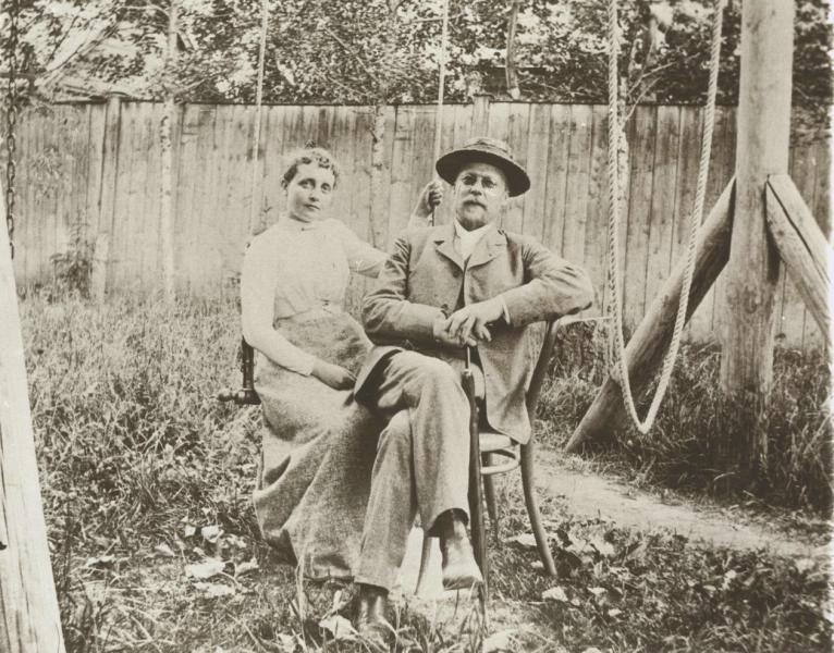 Александр Данилович Шлезингер с дочерью, 1900-е. Выставка «На качелях» с этой фотографией.