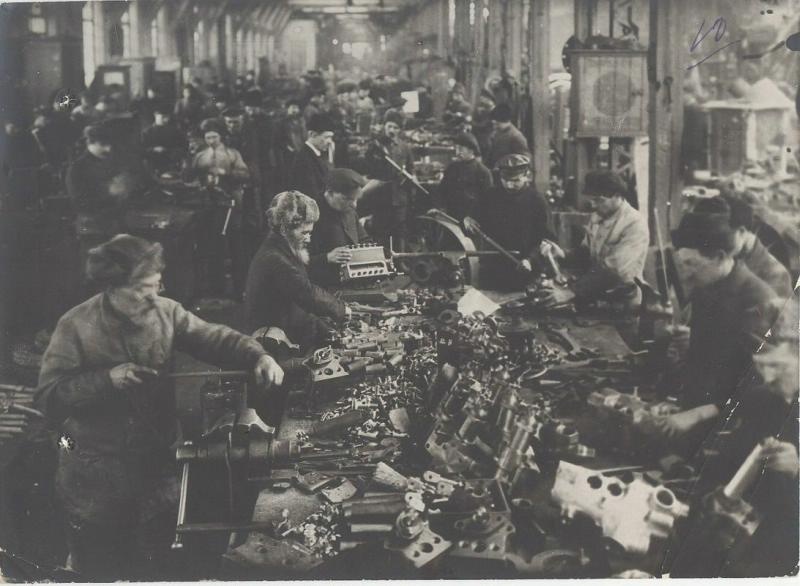 В слесарном цехе завода, 1920-е, г. Ленинград