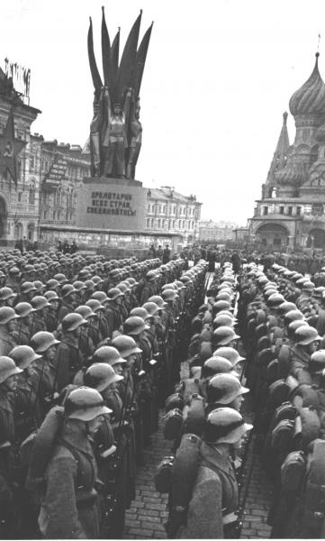 Парад в Москве, 7 ноября 1939, г. Москва. Авторство снимка приписывается Марку Маркову-Гринбергу.Выставка «Главный день в жизни мертвого государства» с этой фотографией.