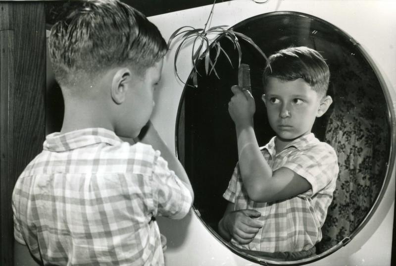 Мальчик перед зеркалом, 1960 - 1965, Литовская ССР. Выставка «10 лучших фотографий: зеркало» с этой фотографией.
