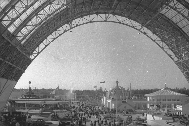 ВСХВ. Общий вид выставки из-под арки павильона «Механизация», 1939 год, г. Москва