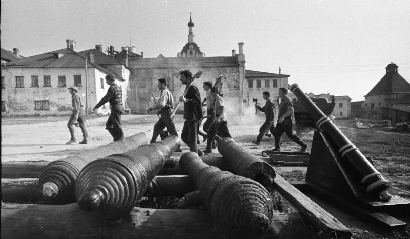 Студенты стройотряда МГУ на территории Соловецкого монастыря, 1967 год, Архангельская обл., Соловецкий о.. Из серии «Студенческий отряд МГУ на Соловках».