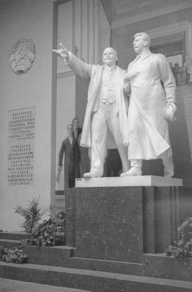 ВСХВ. Памятник Владимиру Ленину и Иосифу Сталину, 1939 год, г. Москва. Видео «Кровавое прощание» с этой фотографией.