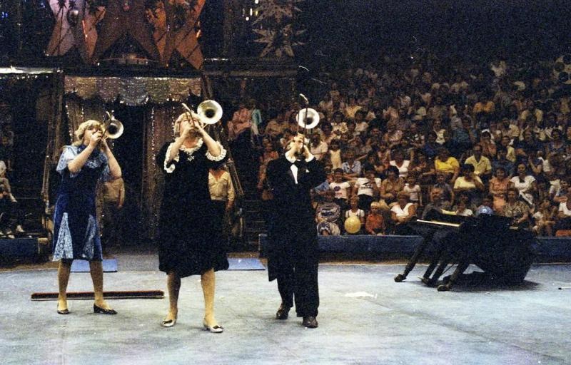 Последнее представление в старом цирке на Цветном бульваре, 13 августа 1985, г. Москва. Музыкальные эксцентрики Элла Тахтарова, Георгий и Михаил Шахнины.