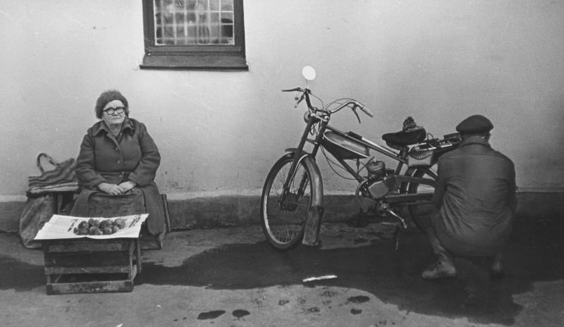 Без названия, 1985 год, Коми АССР, г. Сыктывкар. Выставка «Мотороллеры и мопеды» с этой фотографией.