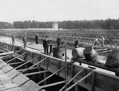 На строительстве Новоткацкой фабрики в Богородске. Строительство крыши корпуса, 1907 год, Богородский у.