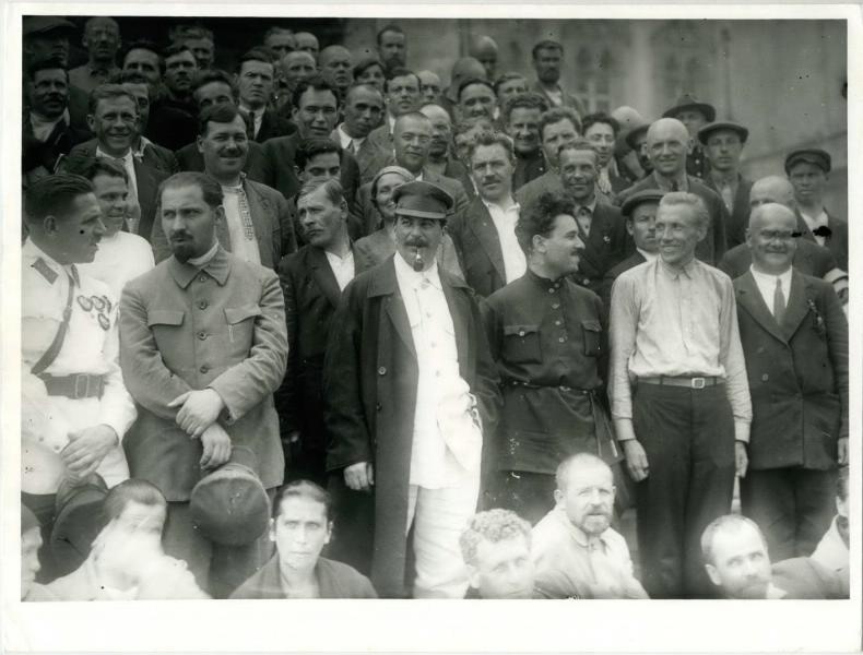 Василий Блюхер, Лазарь Каганович и Иосиф Сталин среди рабочих на трибуне, 1930 - 1938, г. Москва