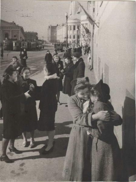 Конец войны. Утро на улицах Москвы, 1945 год, г. Москва. Выставки «Утро в городе»,&nbsp;«Победа!»&nbsp;и «Обнимите меня немедленно!» с этой фотографией.&nbsp;