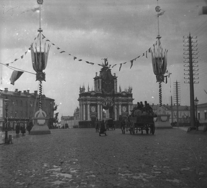 У Красных ворот в дни коронации Николая II, май 1896, г. Москва. Видео «По дороге в Красное село» с этой фотографией.