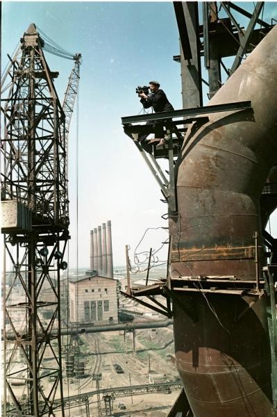 Мужчина с кинокамерой на заводских конструкциях ("Шлыков на домне")., 1958 год, г. Свердловск