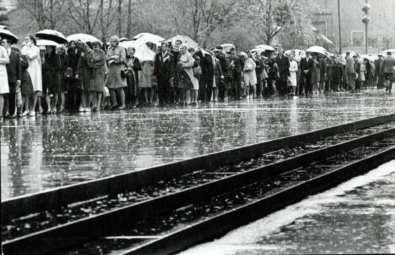 Очередь к могиле Неизвестного Солдата, 9 мая 1975, г. Москва. Выставка «Очередное стояние. Очереди в СССР» с этой фотографией.&nbsp;