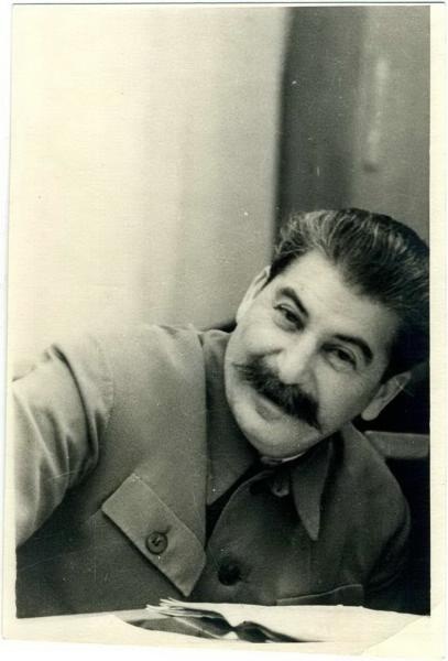 Иосиф Сталин, 1930-е, г. Москва. Выставка «10 лучших фотографий: как улыбались вожди» и видеовыставка «Михаил Шолохов. "Держаться истины"» с этой фотографией.