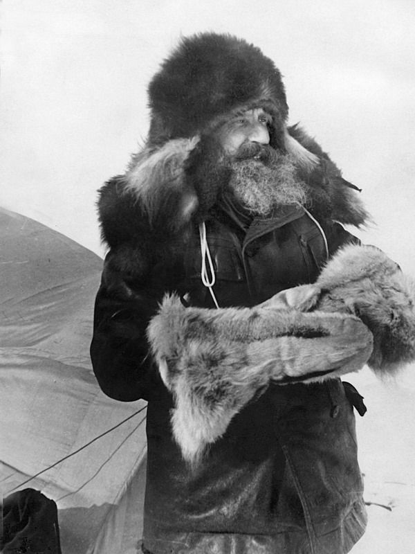 Отто Шмидт на льдине, в месте организации станции «Северный Полюс-1», 21 мая 1937. Видео «Неизведанные края Отто Шмидта» с этой фотографией.