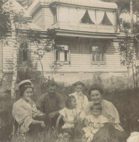 Семья на прогулке, 1905 - 1915