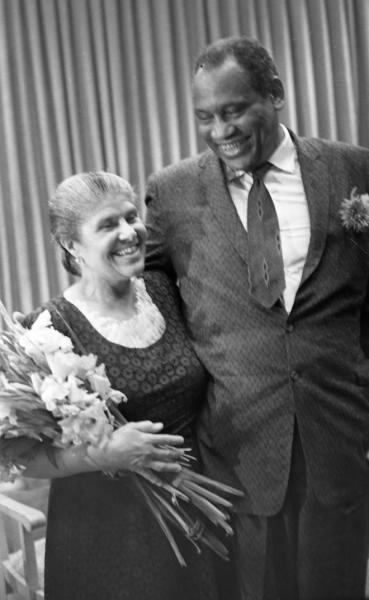 Американский певец Поль Робсон с супругой Эсландой Робсон в телевизионной студии, 1958 год, г. Москва