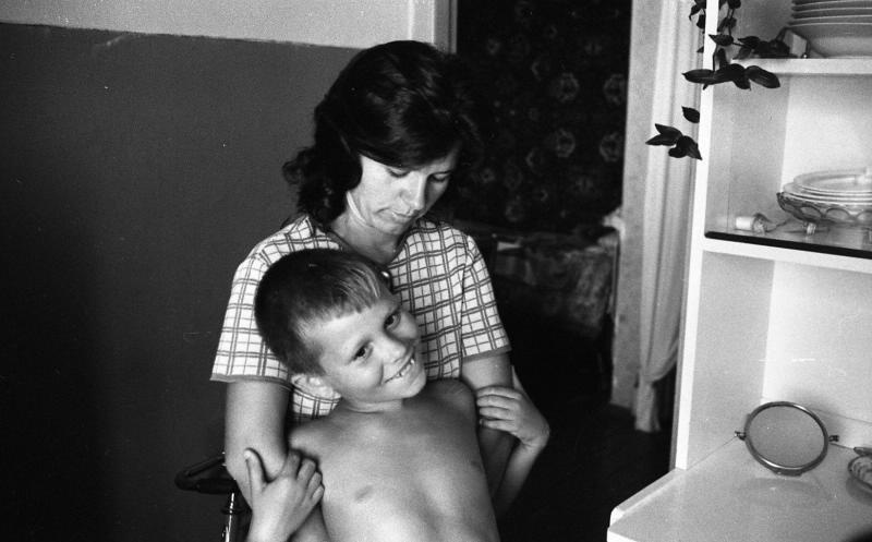 Мама и сын, 1967 год, Волгоградская обл., г. Волжский. Выставка «Ой, мамочки!» с этой фотографией.