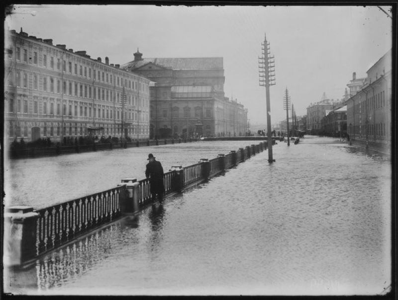 Прохожий на Крюковом канале во время наводнения, 17 ноября 1903, г. Санкт-Петербург. Выставка «Северная Aсqua Alta. Петербург, Москва, Днепропетровск во время наводнений прошлого века» с этой фотографией.&nbsp;