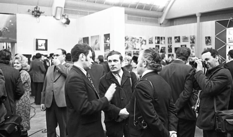 Открытие фотовыставки, посвященной ХХV съезду КПСС, 1976 год, г. Москва. В центре – Виктор Ахломов.