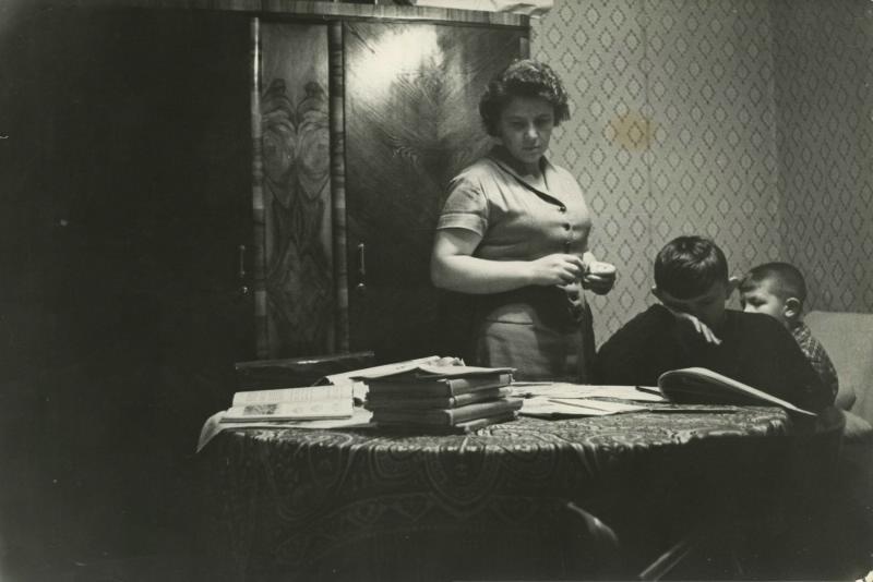 За уроками, 1960 - 1965. Выставка «Квартирный вопрос» с этой фотографией.