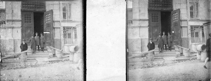 Подъезд здания Московского Художественного театра в Камергерском переулке, 1902 год, г. Москва. Выставка «Работаю, значит, существую» с этой фотографией.