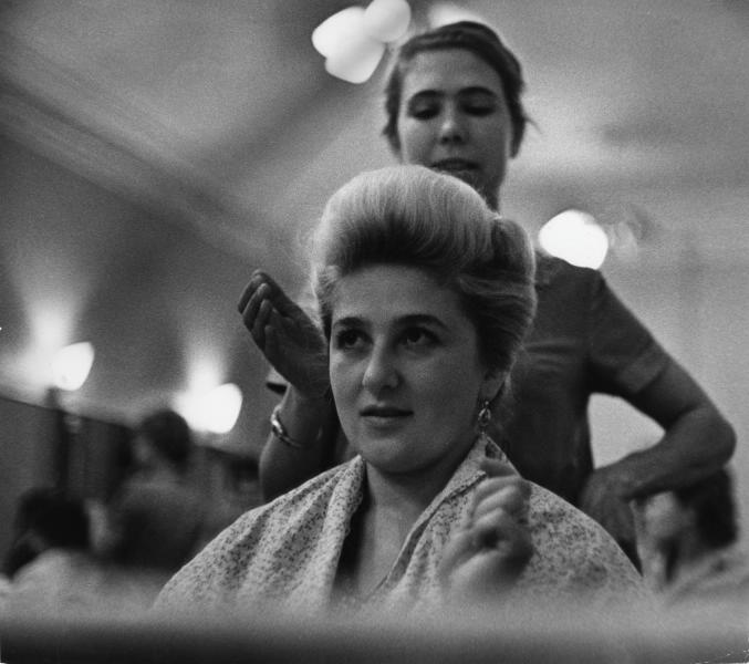 В парикмахерской, 1965 год, г. Норильск. Выставка «СССР: Советские Стрижки Стильное Ретро» с этой фотографией.&nbsp;