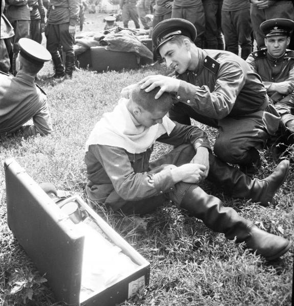 Офицер стрижет солдата, 1956 год, ГДР, г. Дрезден. Из серии «Возвращение на родину».
