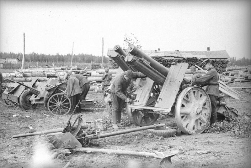 Военные около трофейных артиллерийских орудий, 1941 - 1945