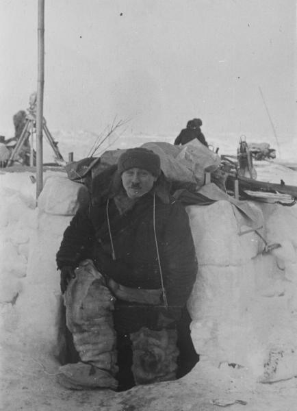 Иван Папанин, 6 июня 1937 - 19 февраля 1938, Северный полюс. Высадка экспедиции на лед была выполнена 21 мая 1937 года. Официальное открытие дрейфующей станции «Северный полюс-1» состоялось 6 июня 1937 года. Через 9 месяцев дрейфа (274 дня) на юг станция была вынесена в Гренландское море, льдина проплыла более 2000 км. Ледокольные пароходы «Таймыр» и «Мурман» сняли полярников 19 февраля 1938 года.