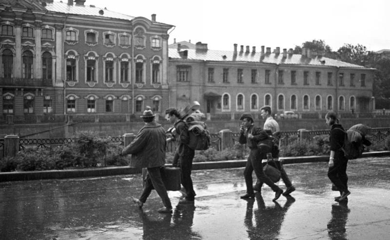 Группа молодых людей на набережной, 1960-е, г. Ленинград