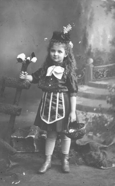Портрет девочки с корзинкой, 1910 - 1915