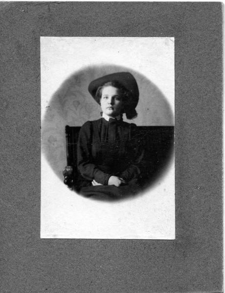 Портрет девушки в темном платье и шляпке, 1900-е