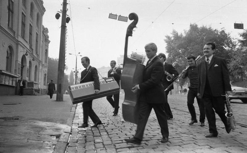 Музыканты, 1960-е, Украинская ССР, г. Киев. Выставка «Музыка везде, кроме...» с этой фотографией.