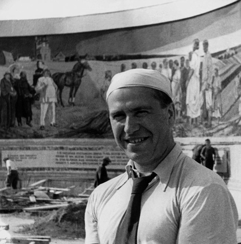 Художник Александр Дейнека на фоне своей фрески «Старое и новое», январь 1939, г. Москва
