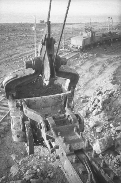 Гора Магнитная. Разработка руды экскаваторами, 1937 год, г. Магнитогорск