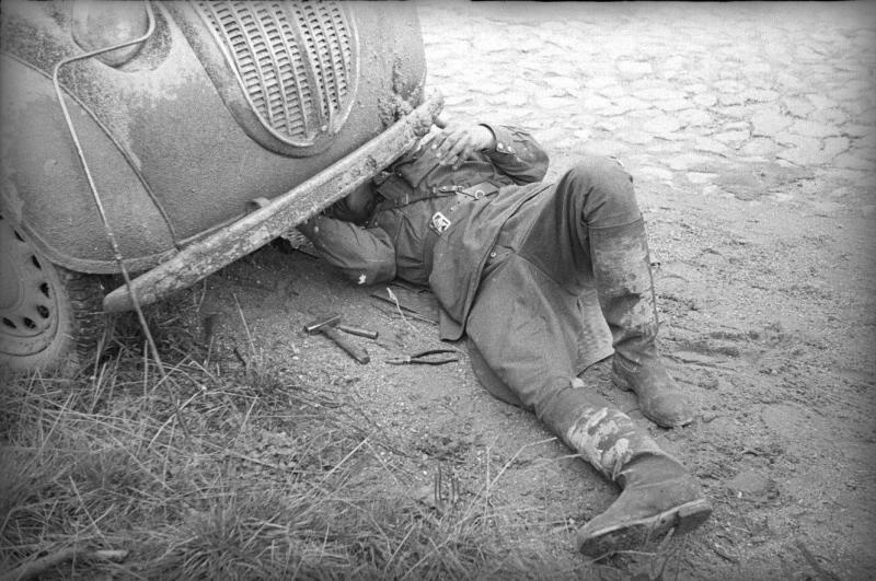 Офицер, ремонтирующий машину, 1945 год, Германия
