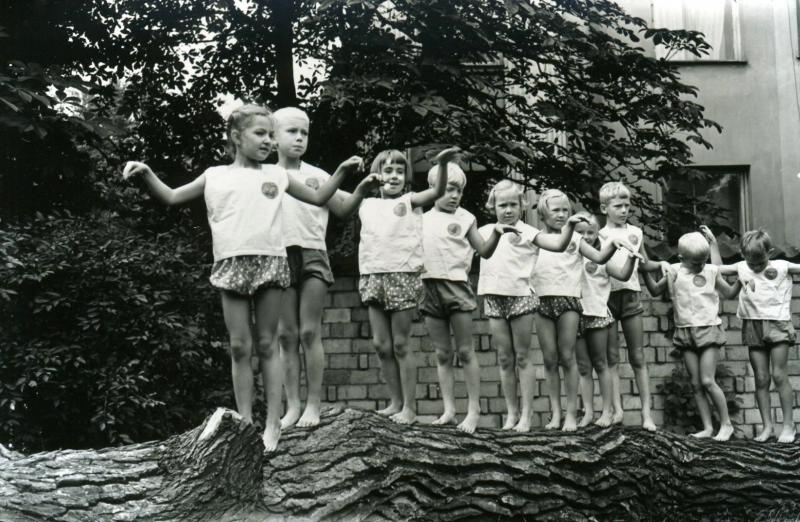 Дети выполняют упражнения на стволе дерева, 1960 - 1965