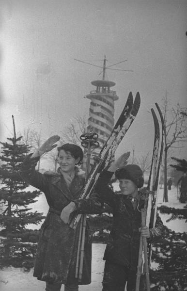 Отдых в ЦПКиО им. Горького. Дети с лыжами, 1930-е, г. Москва