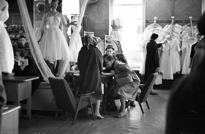 В салоне для новобрачных на проспекте Мира, 1961 год, г. Москва. Выставка «11 лучших: манекены СССР» с этой фотографией.