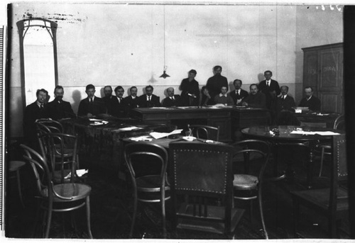 Заседание первого советского правительства - I-го Совета Народных Комиссаров (в центре Владимир Ленин), январь 1918, г. Петроград
