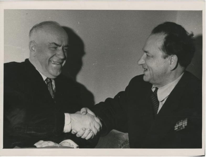 Георгий Жуков и Виктор Темин. Дружеское рукопожатие, 1960-е