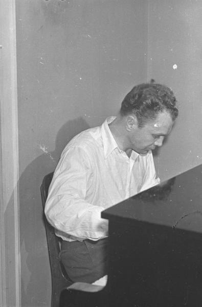 Мужчина, играющий на пианино, 1950-е, г. Москва