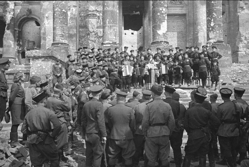Выступление Лидии Руслановой на фоне Рейхстага, апрель - май 1945, Германия, г. Берлин. Выставка «Концерт у стен Рейхстага» с этой фотографией.