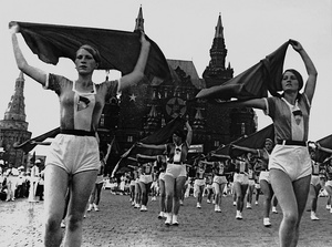 Парад физкультурников. Члены добровольного спортивного общества «Сталинец» (Московский обком профсоюза рабочих электромашиностроительной промышленности), 6 июля 1936, г. Москва. Выставки&nbsp;«Витрина режима», «Физкультурные парады», «1932-й. До и после. Родченко», видео&nbsp;«Красная площадь, дом 1»,&nbsp;«Главный физкультурный проект СССР: "Готов к труду и обороне"» с этой фотографией. 