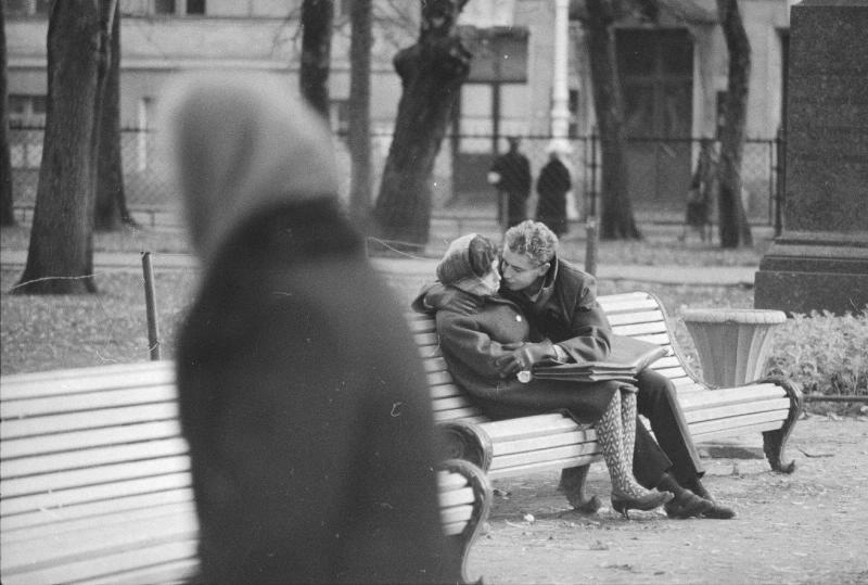 Парень с девушкой на скамейке, 1965 год, г. Ленинград. Сквер у Адмиралтейства.