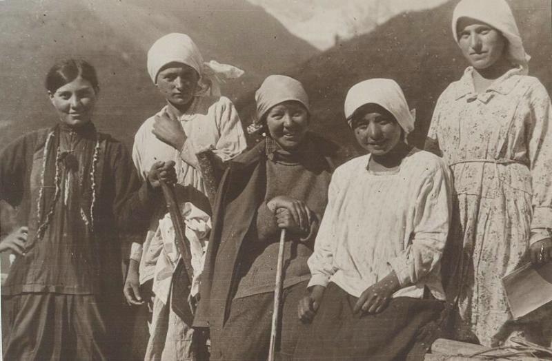 Сванские девушки с северной гостьей, 1928 год, Грузинская ССР. Выставка «Сергей Шиманский. Не Ленинград» с этой фотографией.