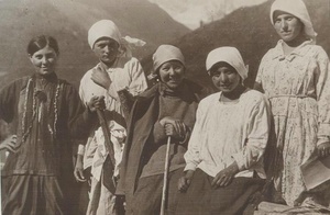 Сванские девушки с северной гостьей – туристкой (Бечойская община), 1928 год, Грузинская ССР, Сванетия. Выставка «Сергей Шиманский. Не Ленинград» с этой фотографией.Из серии «Типы Сванетии, жилище, быт, культ».