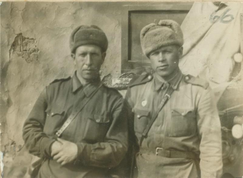 Портрет военных, 1943 - 1945. Слева стоит гвардии рядовой 27-й гвардейской отдельной танковой бригады Арон Замский.